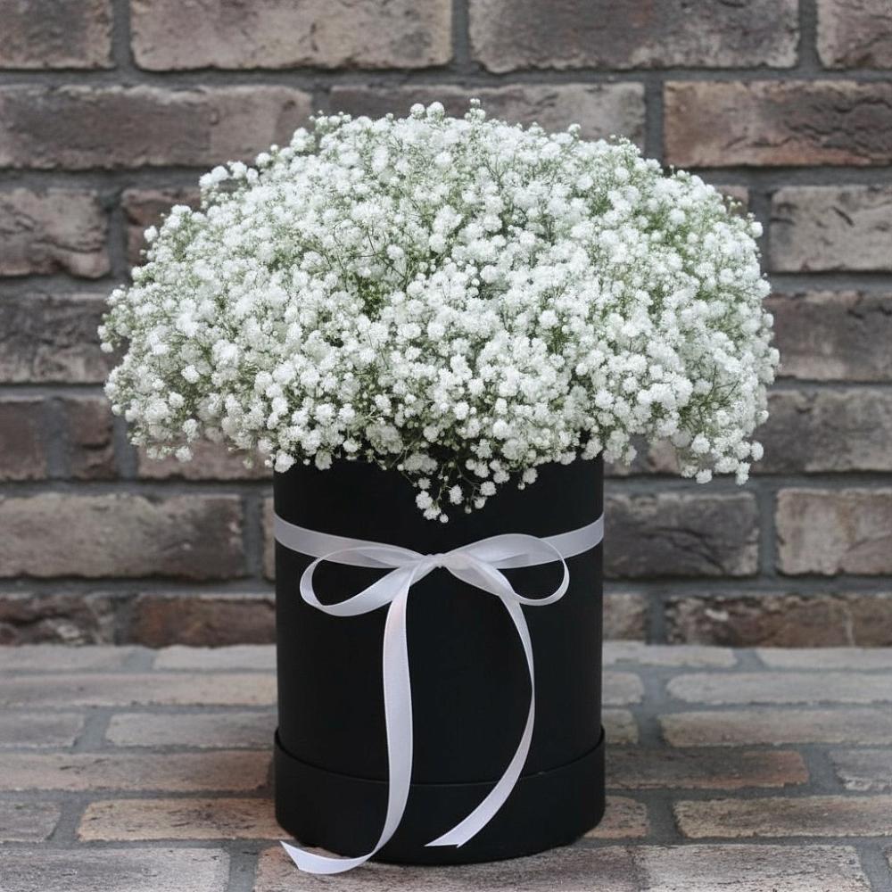 Цветочная композиция из Гипсофила в шляпной коробке в Дорогобуже