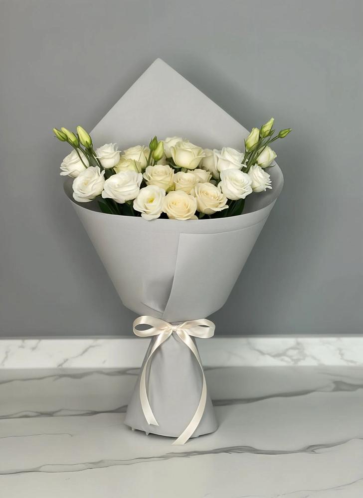 Букет цветов из: Розы и Лизиантусы в Дорогобуже