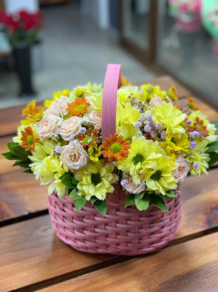 Цветочная композиция из Хризантемы и Розы в корзине в Дорогобуже