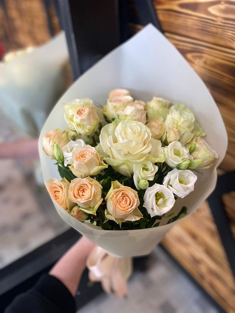 Букет цветов из: Розы и Лизиантусы в Дорогобуже